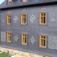 Schieferfassade mit Ornamenten des Dachdecker-Meisterbetriebs Markus Hoffmann